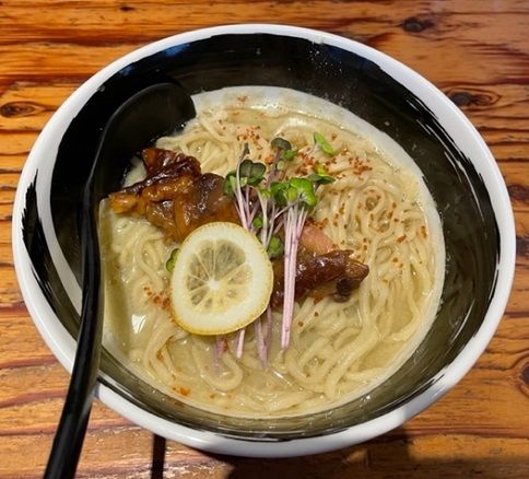 「春麺　牡蠣と鰹の出汁そば《ガーリックオイル》」@麺場 浜虎 横浜店の写真