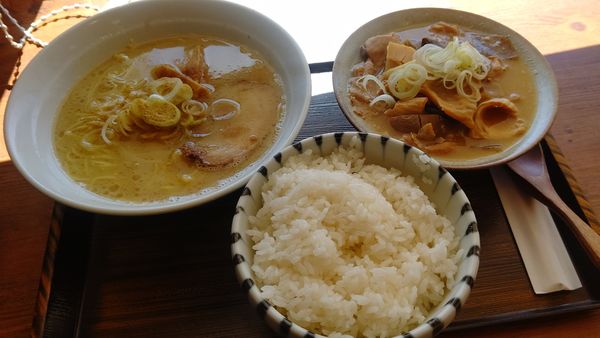 「焼津鮪節ラーメン690円もつ煮、ごはん６６０円」@南部よろこび茶食堂の写真
