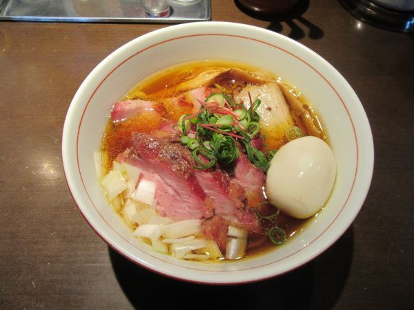 「虎徹そば醤油（８５０円）＋釜焼きチャーシュー他」@麺や 虎徹の写真