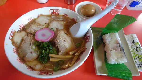 「特製中華そば（850円）＋味付煮玉子（100円）＋早すし」@井出商店の写真