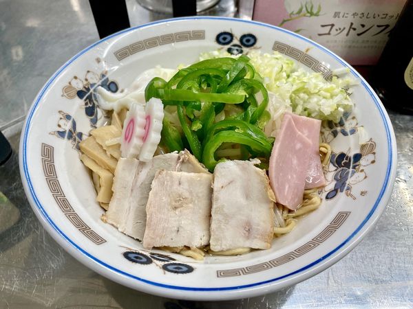 「サッポロ赤星＋チャシュー皿半熟玉子 → 五目そば 油そば変更」@中華そば みたかの写真