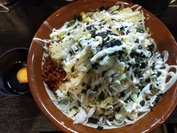 「【限定】白ゴロウマル汁なし大1150円+生卵50円」@豚星。の写真