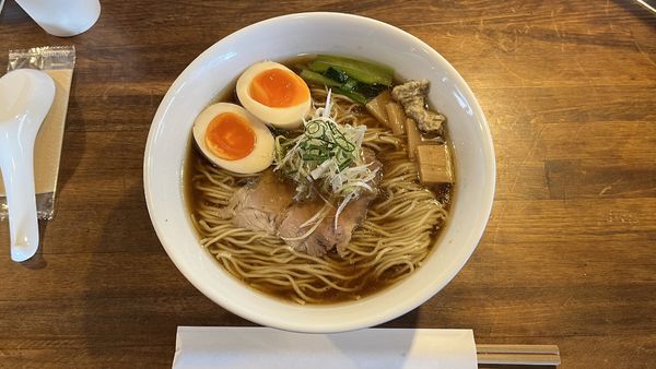 「地鶏醤油ラーメン＋大盛＋味玉」@空の青とひまわり畑の写真