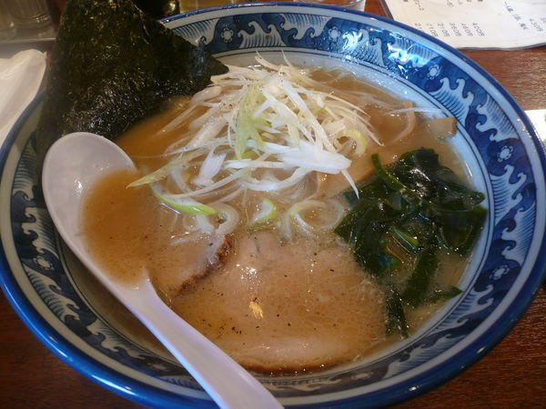 「醤油ラーメン（煮干し油、+白髪ネギ）」@麺 鶴亀屋の写真