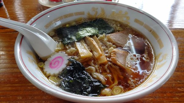 「手打ラーメン７００円ライス１５０円餃子４００円」@百個ラーメンの写真