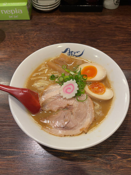 「熟成らー麺+味玉(750円)」@麺や紡の写真