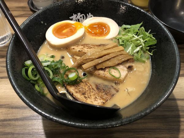 「豚骨と鰹　炙り豚ラーメン」@麺や ふくわらいの写真