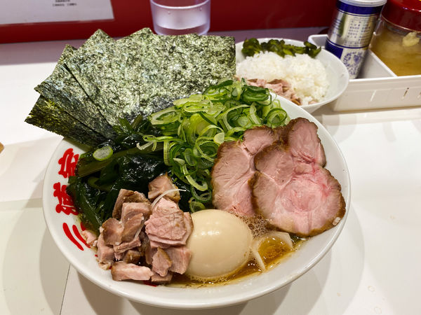 「上ラーメン　九条ネギ、穂先わかめトッピング」@ラーメン 三浦家の写真
