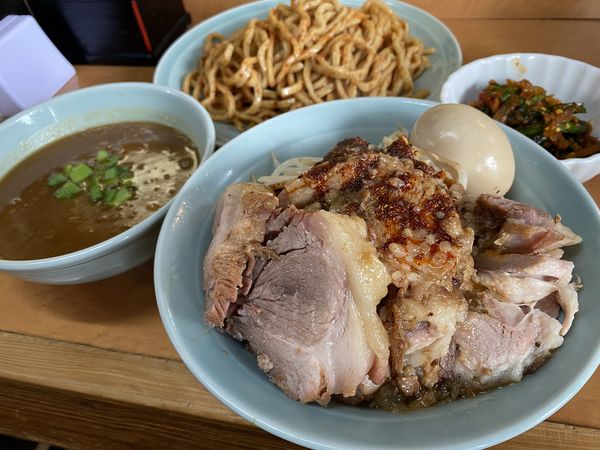 「だんだん辛くなるつけ麺＋豚マシ＋味玉＋ニラキムチ」@立川マシマシ ロイヤルスープの写真