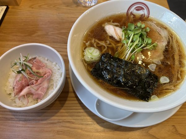 「醤油ラーメン（A・ローストポークごはんセット）」@らーめん 一葉の写真