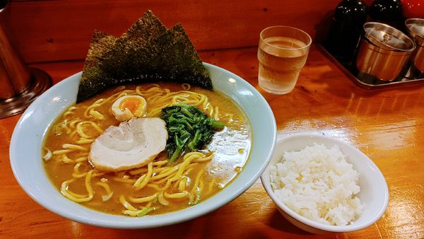 「赤味噌らーめん・大盛 (硬め・半ライス)￥１０００」@横浜家系ラーメン 鶴見家の写真