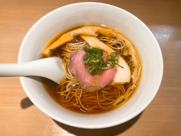 「醤油らぁめん」@らぁ麺 はやし田 新宿本店の写真