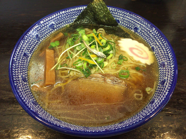 「あっさりNIBOし醤油らーめん」@麺処 威吹の写真