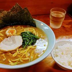 赤味噌らーめん・大盛 (硬め・半ライス)￥１０００