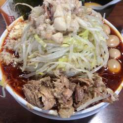 辛麺(味付けうずら、ほぐし豚、海苔、生たまご)