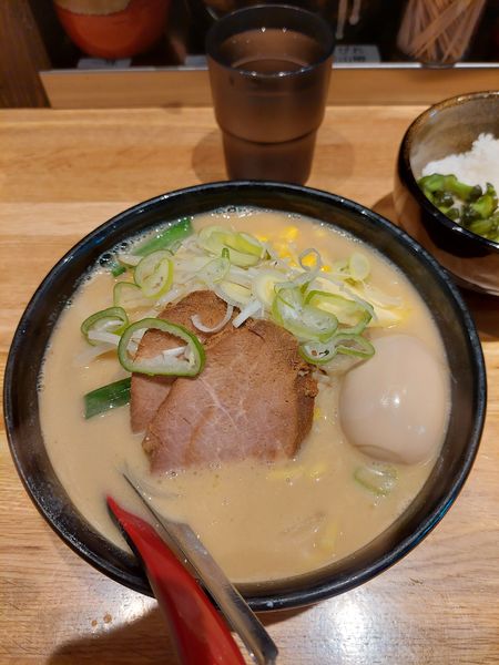 「味噌ラーメン＋バターコーン入りトッピ９８０円」@花木流味噌 成増総本店の写真