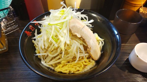 「しょうゆ油そば(中盛り)+野菜盛り」@油そば専門店 春日亭 明大前店の写真