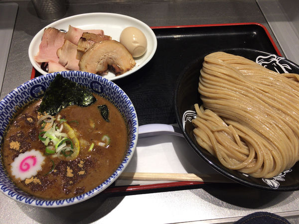 「柏幻霜ポーク全部乗せ濃厚つけ麺特盛+しっとりお肉ご飯」@松戸富田麺絆の写真