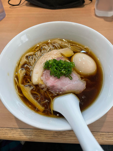 「醤油らーめん」@らぁ麺 はやし田 横浜店の写真