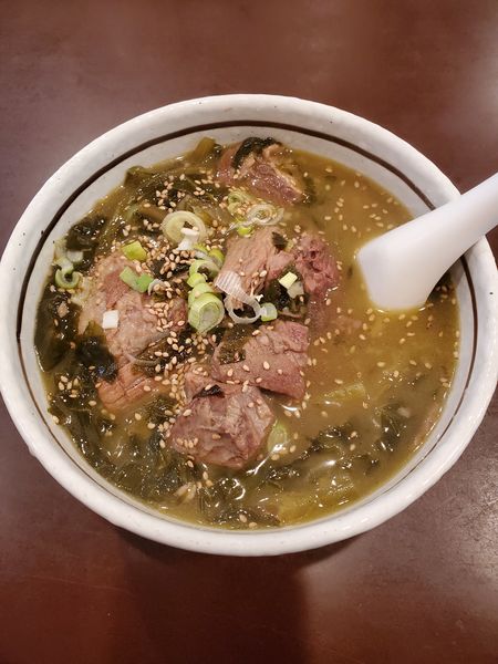 「高菜入り牛バラ肉刀削麺」@萬福酒楼の写真