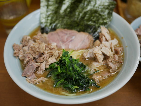 「ラーメン 並 麺硬め＋味濃いめ＋油多め＋サービスライス＋サー」@横浜ラーメン 武蔵家 北千住店の写真