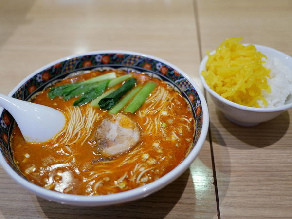 「担々麺 バリカタ＋サービス唐揚げ＋サービス小ライス」@寿限無担々麺 上野店の写真