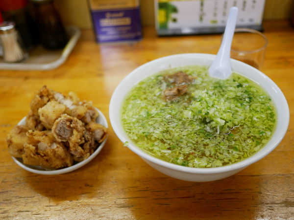 「塩ラーメン 半々 バーコー別皿＋麺硬め＋薬味多め」@珉珉の写真