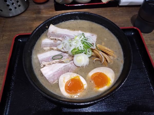 「ナショナルニボグラフィック煮玉子+肉多」@暗黒中華そば 雷電の写真