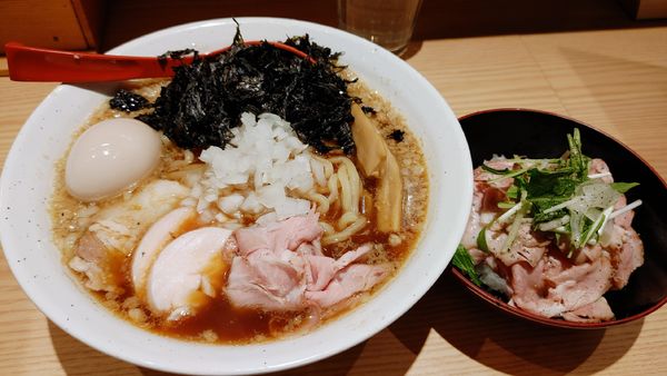 「得製背脂醤油らー麺・大盛・塩だれロース丼 ￥１５２０」@焼きあご塩らー麺 たかはし アトレ川崎店の写真