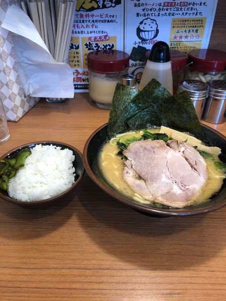 「ほうれん草ラーメン　870円」@横浜家系ラーメン まくり家 川崎店の写真