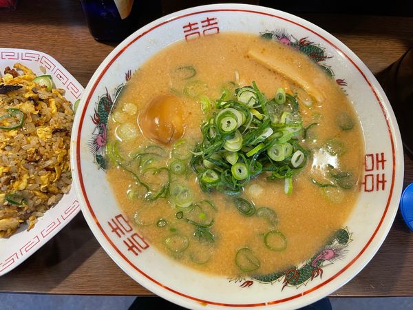 「こってり背脂中華そば　半熟煮卵トッピング」@中華そば 花京 天六店の写真