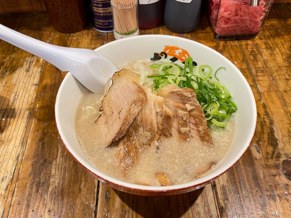 「炙りトロ肉チャーシューメン」@元祖博多だるま 博多デイトス店の写真