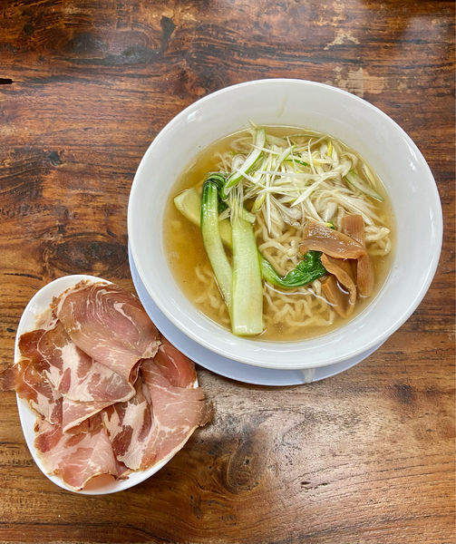 「白醤油燻製チャーシュー麺」@手作りらーめん 白雪姫の写真