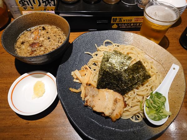 「つけ麺もつ（並250g）880円＋瓶ビール」@龍の家 板橋大山店の写真
