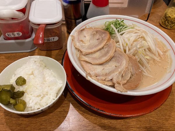「盛りチャーシュー麺(脂マシマシ)+無料替玉+無料ライス」@替玉千里眼 志木店の写真