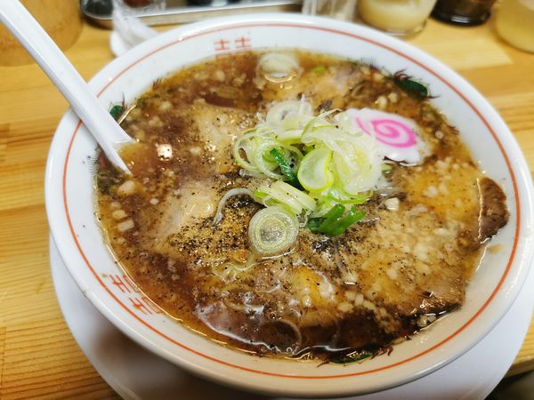 「特製中華そば」@中華そば ○中の写真