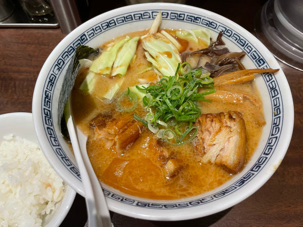 「角煮ラーメン + サービスライス」@熊本ラーメン ひごもんず neo 三鷹の写真