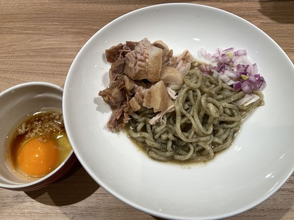 「肉にぼにぼちーの＋青森にんにく搾り玉子（牡蠣だし醤油入り）」@煮干し Noodles Nibo Nibo Cinoの写真