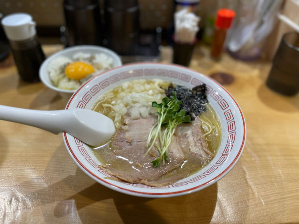 「【限定】淡麗 塩煮干しそば¥850、たまごかけごはん¥150」@背脂煮干し中華そば 和市 新橋本店の写真