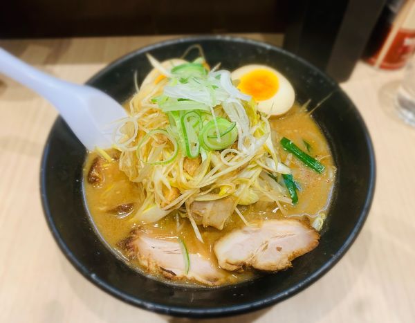 「ネギ味噌（固め￥850）＋味玉（￥100）」@肉厚わんたん麺と手作り焼売 ら麺亭 浅草支店の写真