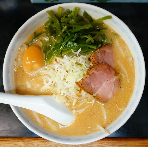 「みそラーメン+味玉+わかめ+チャー2枚」@わかいの写真