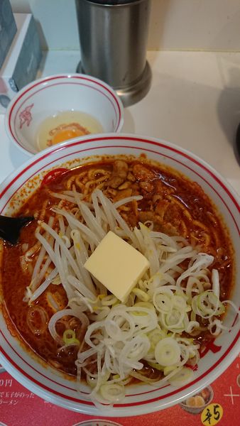 「北極ラーメン+バター+ネギ+生卵」@蒙古タンメン 中本 大宮店の写真
