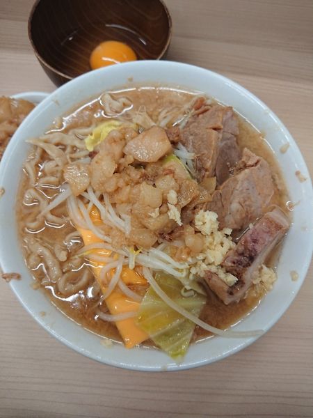 「ラーメン ( 豚2枚 ) 小 200g ＋ 生卵 ＋ チーズ」@ラーメン荘 歴史を刻め 世田谷店の写真