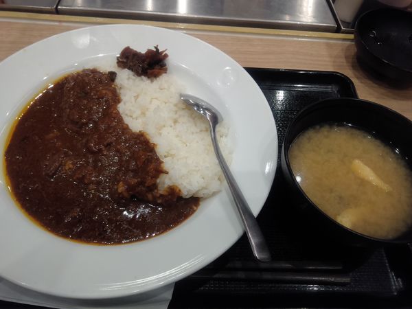 「創業ビーフカレー並　４９０円　味噌汁付」@松屋 北千住店（マイカリー食堂併設）の写真