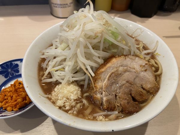 「ラーメン（小）ﾆﾝﾆｸ 辛揚げ」@鷹の目 蒲田店の写真