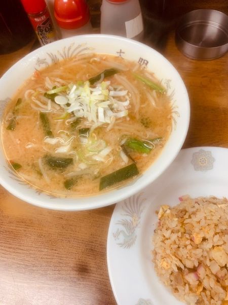 「味噌ラーメン・半炒飯 750円（サービスセット）」@中華料理 大明飯店の写真