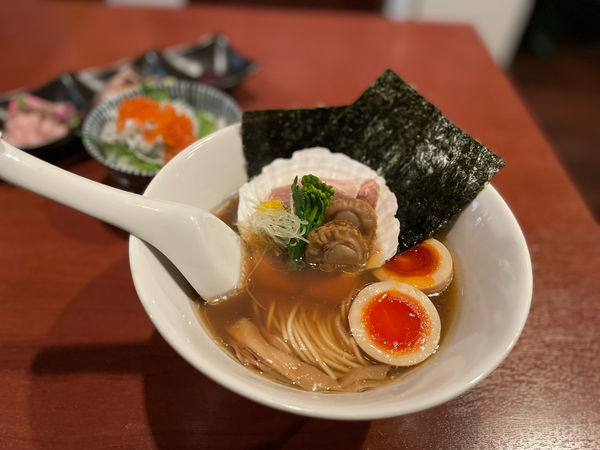 「【限定】青森産帆立の醤油らぁ麺¥1200」@酒肴場 屯の写真