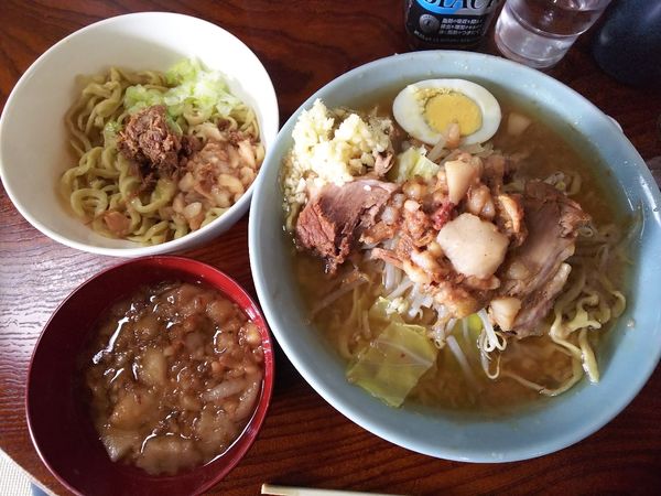 「ラーメン麺少なめ＋白　980＋100円」@ラーメン富士丸 明治通り都電梶原店の写真