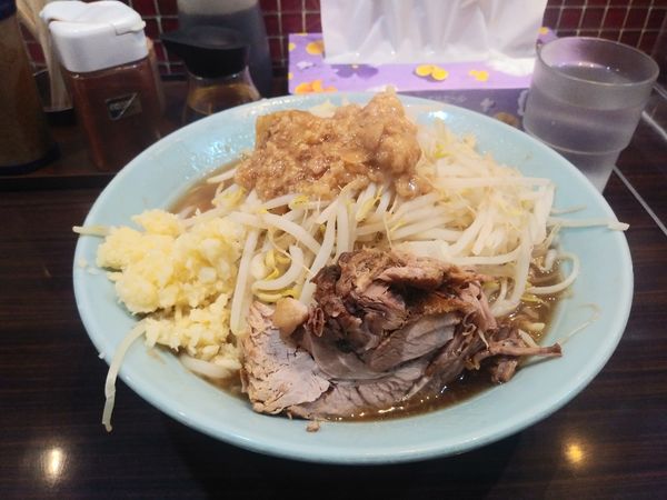 「ラーメン小　にんにくまし」@立川マシマシ 8号店の写真