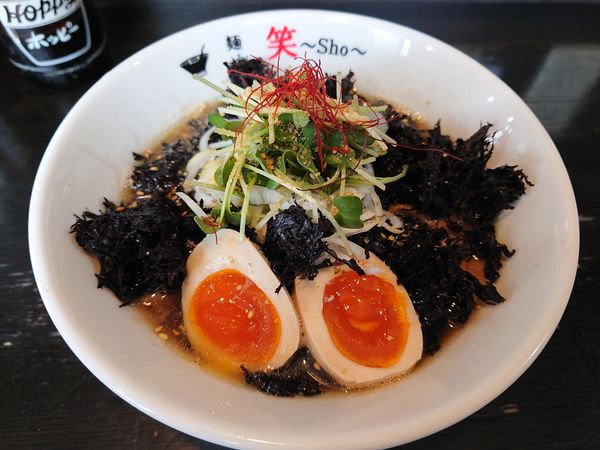 「【期間限定】黒ばら海苔らーめん850円＋味玉＆ 他」@麺や 笑 ～Sho～の写真